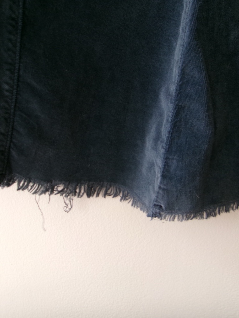 Free People Low Rise Dark Blue Corduroy super flare pants size 26 raw hem - Picture 4 of 4